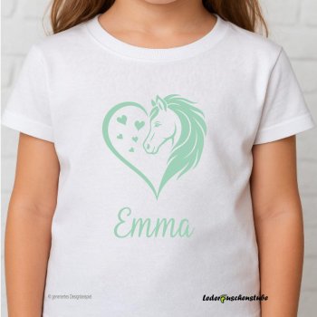 Designbeispiel auf einen Kinder T Shirt mit Plotterdatei Herz Pferd mit Namen mint